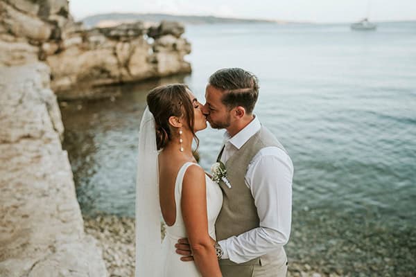 outdoor-summer-wedding-corfu-white-blooms-lush-olive-leaves_02