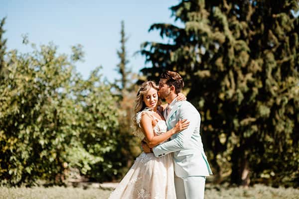 romantic-summer-wedding-athens-white-hydrangeas-lush-greenery_03