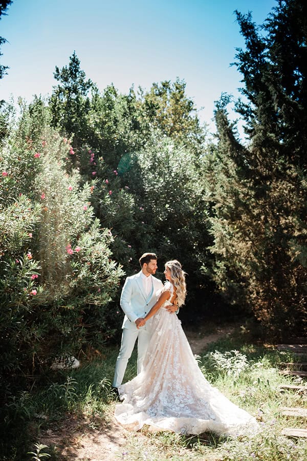 romantic-summer-wedding-athens-white-hydrangeas-lush-greenery_04