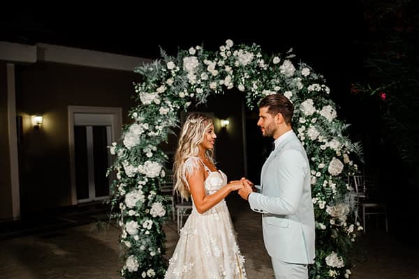 romantic-summer-wedding-athens-white-hydrangeas-lush-greenery_28x