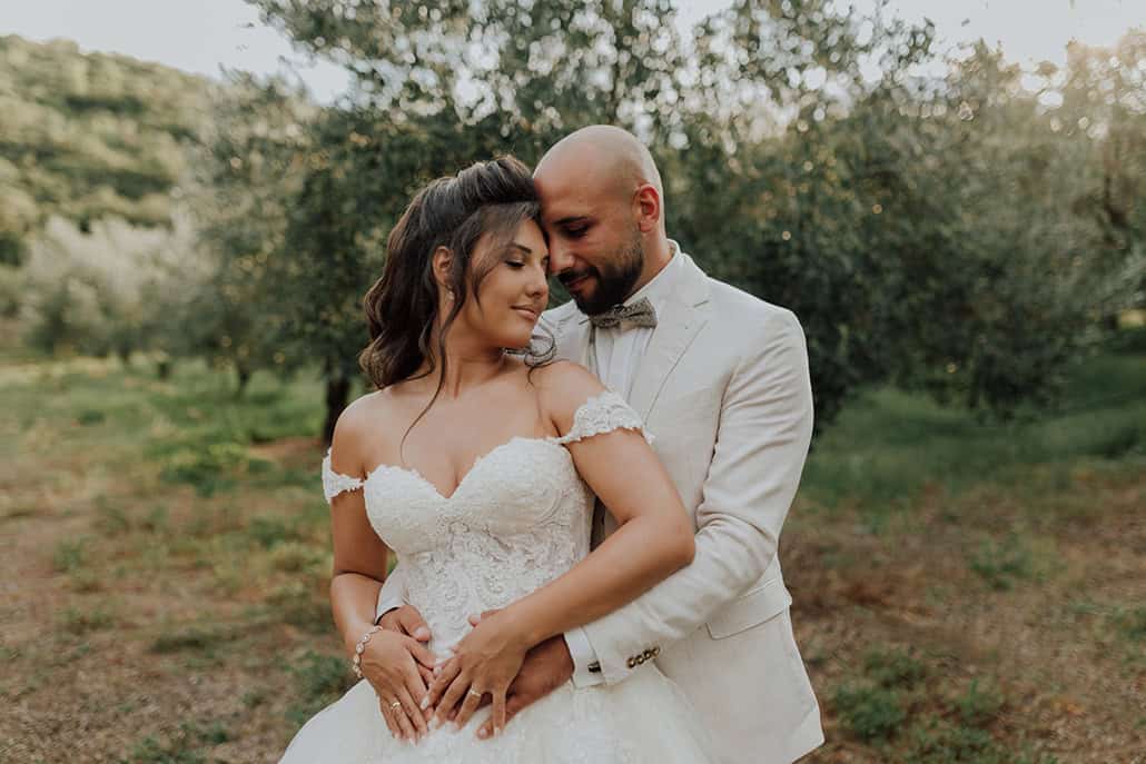 Παραθαλάσσιος καλοκαιρινός γάμος στην Καβάλα με φύλλα ελιάς και λουλούδια σε παστέλ αποχρώσεις │ Μαρία & Χρήστος