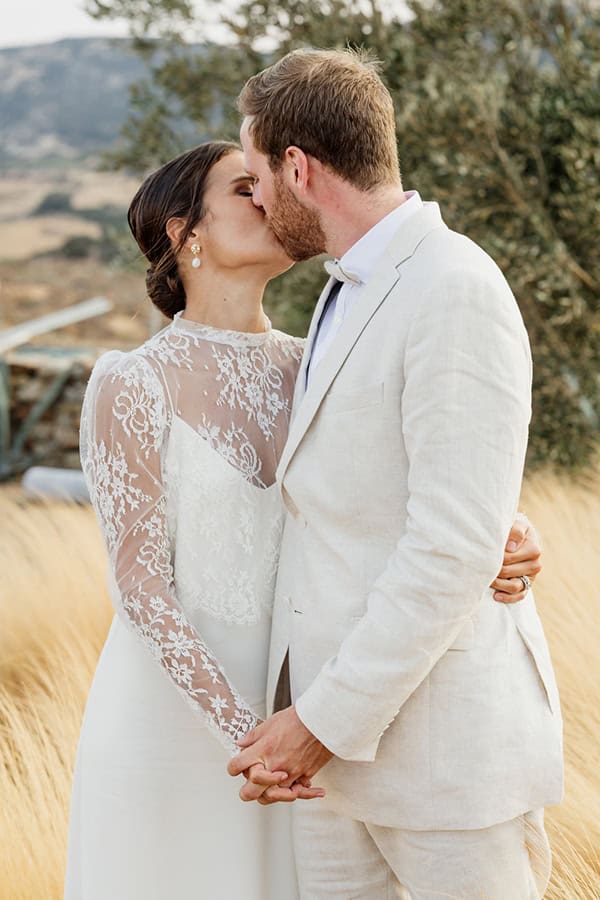 simply-chic-wedding-naxos-white-roses-olive-leaves_02