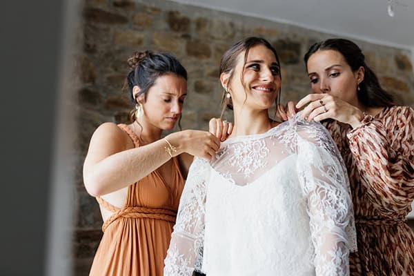 simply-chic-wedding-naxos-white-roses-olive-leaves_06