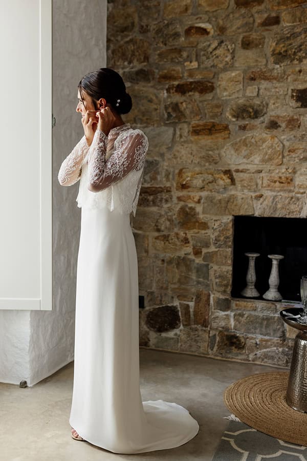 simply-chic-wedding-naxos-white-roses-olive-leaves_06x