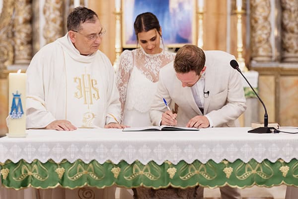 simply-chic-wedding-naxos-white-roses-olive-leaves_15