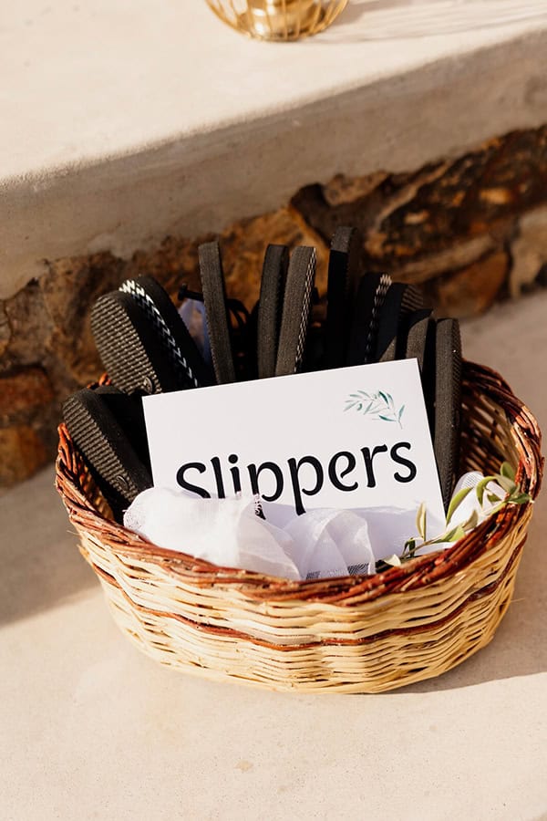 simply-chic-wedding-naxos-white-roses-olive-leaves_20x