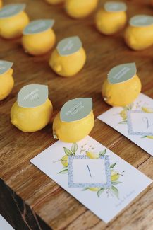 Πρωτότυπη ιδέα γάμου η αρίθμηση τραπεζιών με λεμόνια
