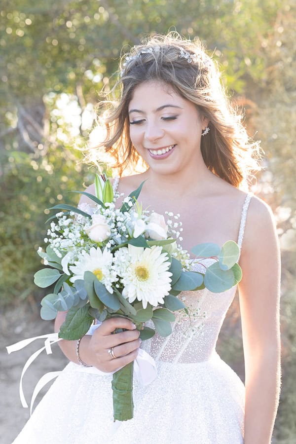 Ρομαντική νυφική ανθοδέσμη με χρυσάνθεμα και ευκάλυπτο