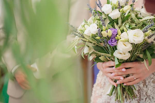 Όμορφο νυφικό μπουκέτο με λεβάντα και πρασινάδα