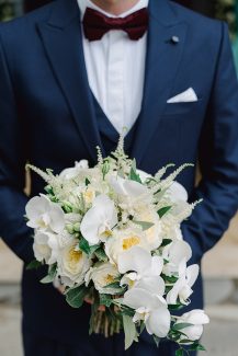 Όμορφη νυφική ανθοδέσμη με ορχιδέες και τριαντάφυλλα