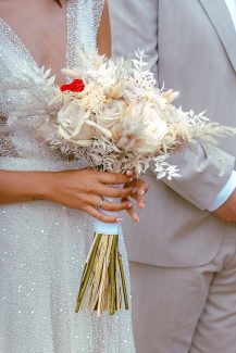 Boho νυφική ανθοδέσμη με pampas grass και τριαντάφυλλα