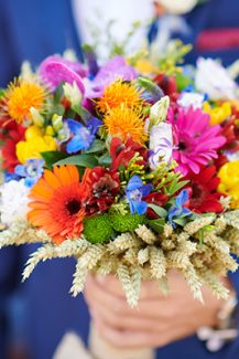 Πολύχρωμο νυφικό μπουκέτο με φούξια και πορτοκαλί ζέρμπερες