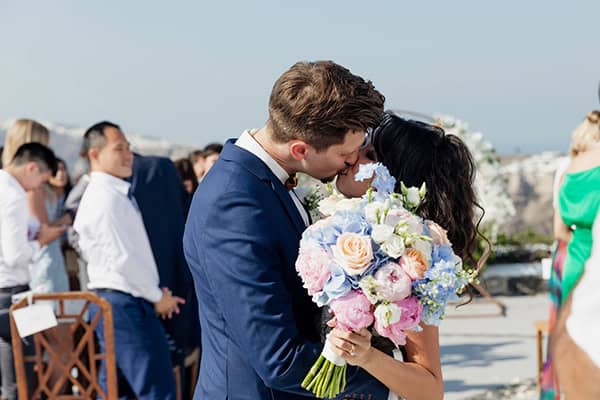 Μοντέρνα νυφική ανθοδέσμη με ροζ παιώνιες και γαλάζιες ορτανσίες