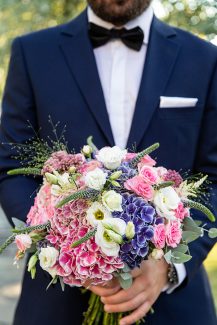 Καλοκαιρινό νυφικό μπουκέτο με ορτανσίες σε μωβ και ροζ χρωματισμούς