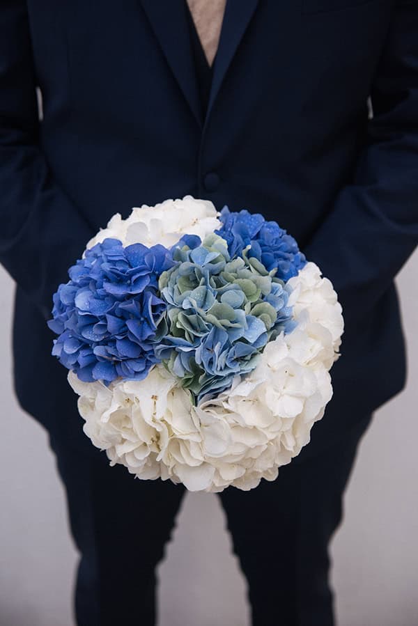 Round shape νυφικό μπουκέτο με λευκές και μπλε ορτανσίες