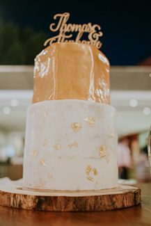 Μοντέρνα γαμήλια τούρτα με φύλλα χρυσού και cake topper