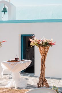 Rustic στολισμός γαμήλιας λαμπάδας με όμορφα άνθη πάνω σε θαλασσόξυλα