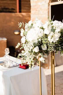 Διακόσμηση λαμπάδας γάμου με λευκά λουλούδια Διακόσμηση λαμπάδας γάμου με λευκά λουλούδια