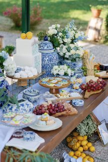 Μοντέρνος στολισμός candy table με γαλάζια δελφίνιουμ και λευκά τριαντάφυλλα