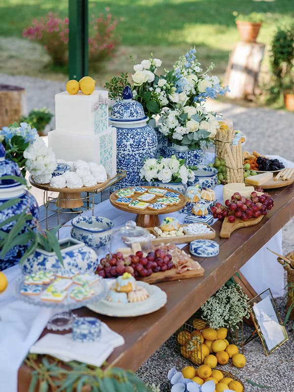Μοντέρνος στολισμός candy table με γαλάζια δελφίνιουμ και λευκά τριαντάφυλλα Μοντέρνος στολισμός candy table με γαλάζια δελφίνιουμ και λευκά τριαντάφυλλα