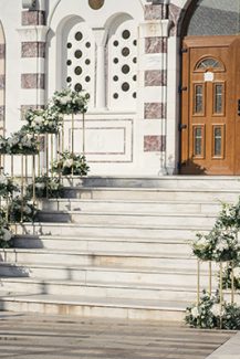 Ευθύγραμος στολισμός εισόδου εκκλησίας ορτανσίες σε  gold stands