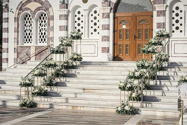 Ευθύγραμος στολισμός εισόδου εκκλησίας ορτανσίες σε  gold stands