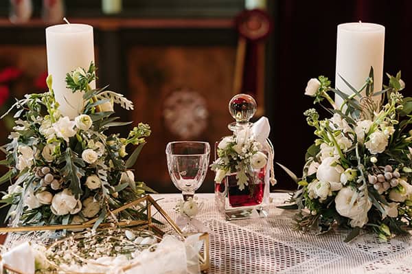 Διακόσμηση λαμπάδας γάμου με λευκές παιώνιες και λυσίανθο