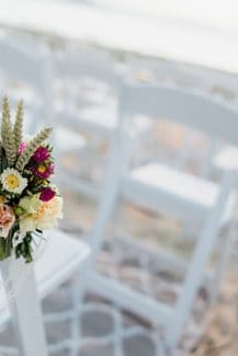 Όμορφη διακόσμηση καρέκλας γάμου με στάχυα