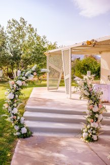 Ρομαντική αψίδα λουλουδιών με peach ανθούρια και ιβουάρ ορτανσίες Ρομαντική αψίδα λουλουδιών με peach ανθούρια και ιβουάρ ορτανσίες