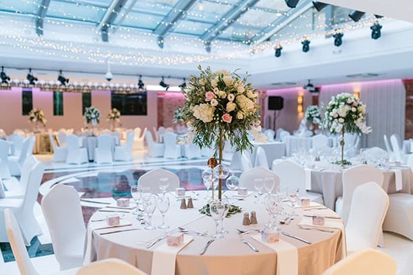 Υπέροχος στολισμός τραπεζιών δεξίωσης με ψηλές ανθοστήλες