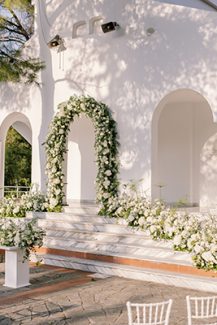 Εντυπωσιακός στολισμός τελετής γάμου με πλούσιο ανθοστολισμό