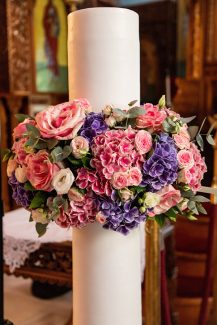 Διακόσμηση λαμπάδας γάμου με ορτανσίες σε ροζ και μωβ αποχρώσεις Διακόσμηση λαμπάδας γάμου με ορτανσίες σε ροζ και μωβ αποχρώσεις