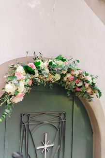 Στολισμός εισόδου εκκλησίας με ορτανσίες και τριαντάφυλλα