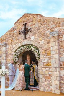 Διακόσμηση εισόδου εκκλησίας με τριαντάφυλλα και στάχυα