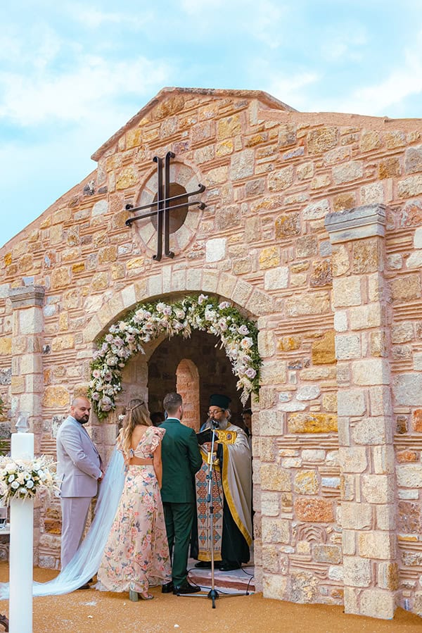 Διακόσμηση εισόδου εκκλησίας με τριαντάφυλλα και στάχυα