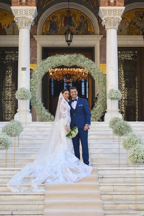 Ultra romantic διακόσμηση εισόδου εκκλησίας με αψίδα λουλουδιών από γυψοφίλη