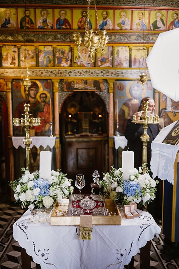 Όμορφος στολισμός γαμήλιας λαμπάδας με λυσίανθο και γαλάζιες ορτανσίες