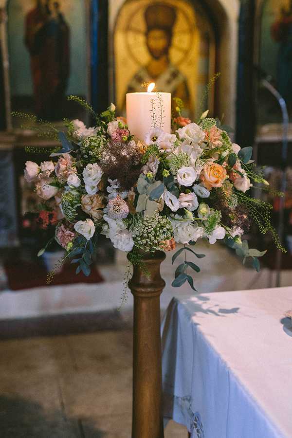 Στολισμός λαμπάδας γάμου με λυσίανθο και τριαντάφυλλα