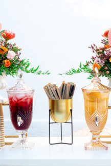 Διακόσμηση drink station με ιδιαίτερα λουλούδια