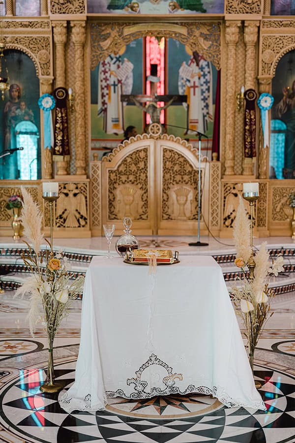 Μποέμ στολισμός λαμπάδας γάμου με pampas grass και ανθούρια