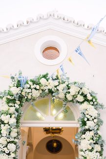 Στολισμός εισόδου εκκλησίας με λουλουδένια γιρλάντα απο ορτανσίες