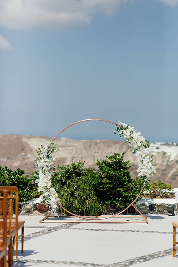 Full moon χάλκινη αψίδα λουλουδιών με λευκά άνθη