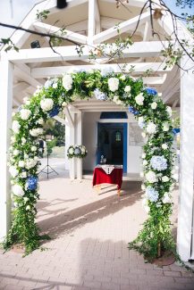 Υπέροχος στολισμός λουλουδένιας αψίδας από τριαντάφυλλα και ορτανσίες