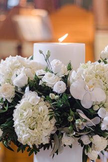 Όμορφη διακόσμηση λαμπάδας γάμου με ορτανσίες και ορχιδέες Όμορφη διακόσμηση λαμπάδας γάμου με ορτανσίες και ορχιδέες