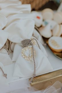 Όμορφη νυφική μπομπονιέρα σε σατέν πουγκί