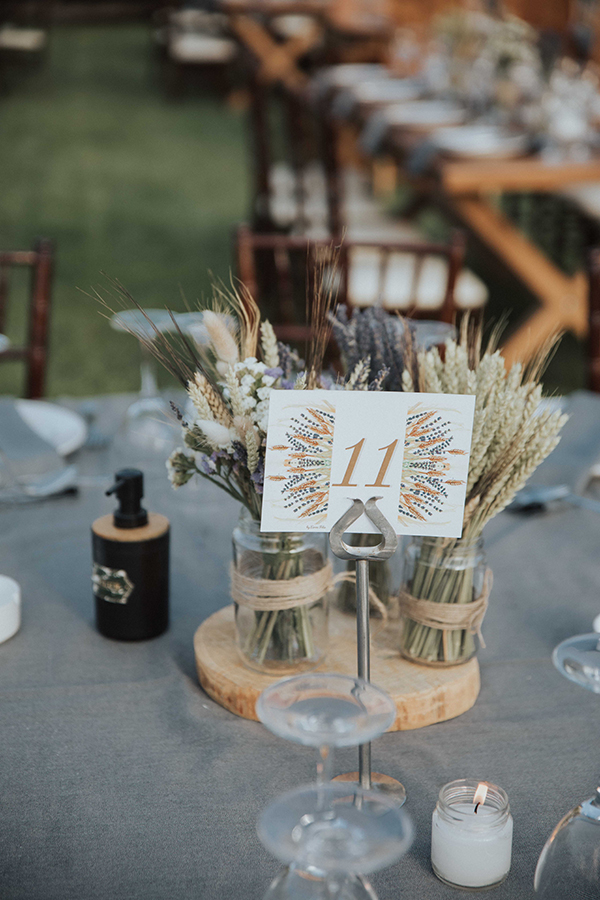 Rustic αρίθμηση τραπεζιών δεξίωσης με σχέδιο από στάχυα και λεβάντες