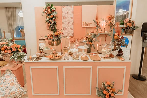 Διακόσμηση dessert table σε peach αποχρώσεις