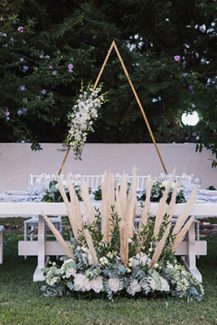 Μποέμ στολισμός γαμήλιου τραπεζιού με pampas grass και ορτανσίες