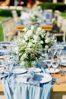 Στολισμός τραπεζιών δεξίωσης με λευκά λουλούδια