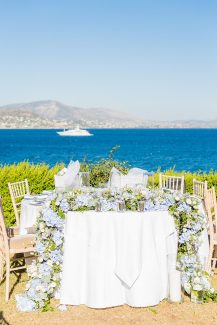 Ρομαντικός στολισμός γαμήλιου τραπεζιού με γαλάζιες ορτανσίες και λυσίανθο